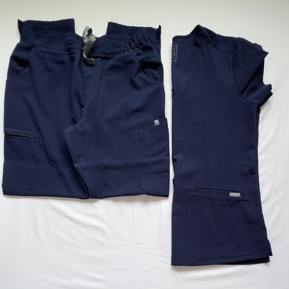 Scrub top and pants - Picture 3 of 3